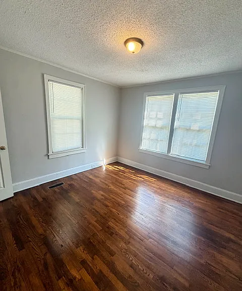 1549 Victory St — Photo 8