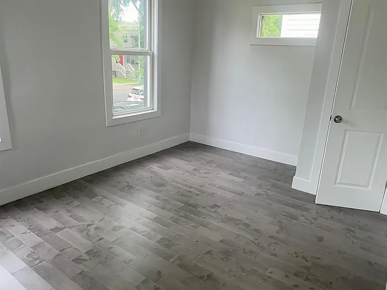 21 Oak St — Photo 3