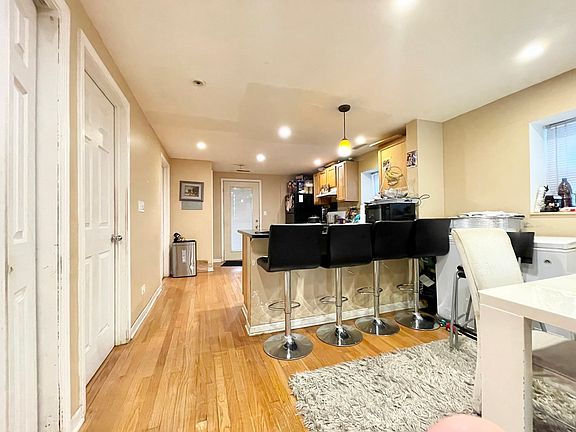 4th image of 6250 N Claremont Ave #G