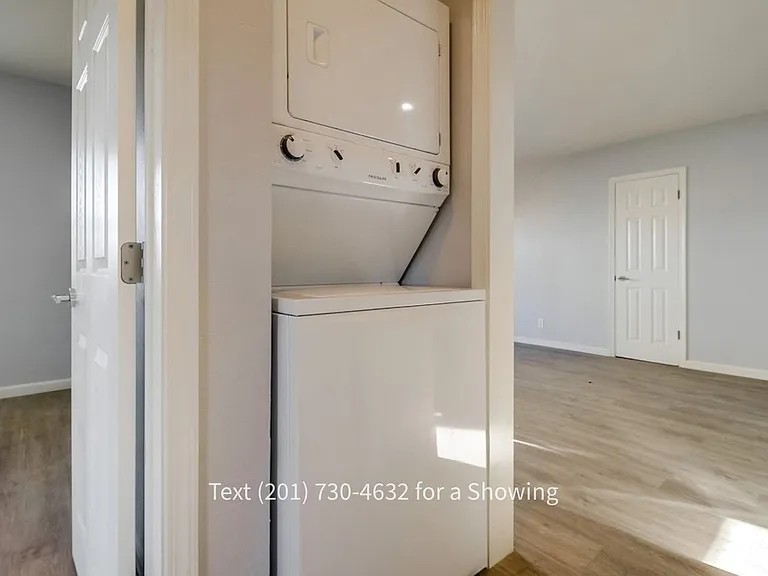 2 Bedroom, 1 Bath with Backyard & Washer/Dryer, Pets OK — Photo 9