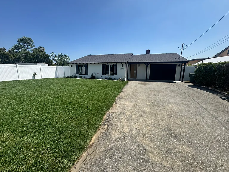 21420 Chatsworth St — Photo 4
