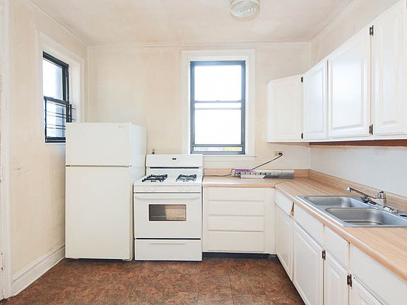 2nd image of 3937 N Janssen Ave APT 3E