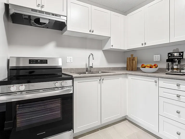 286 Queen Mary Rd — Photo 3