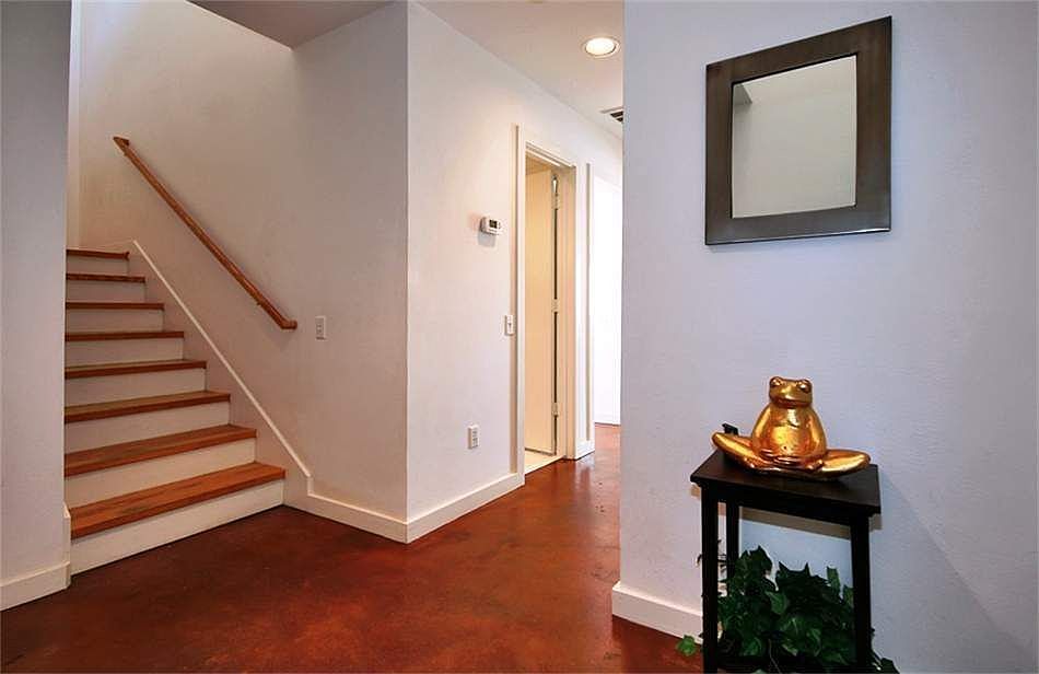 2nd image of 938 Robin St