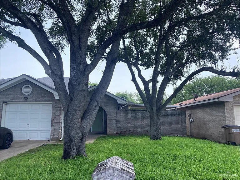 1918 Ash Cir — Photo 4
