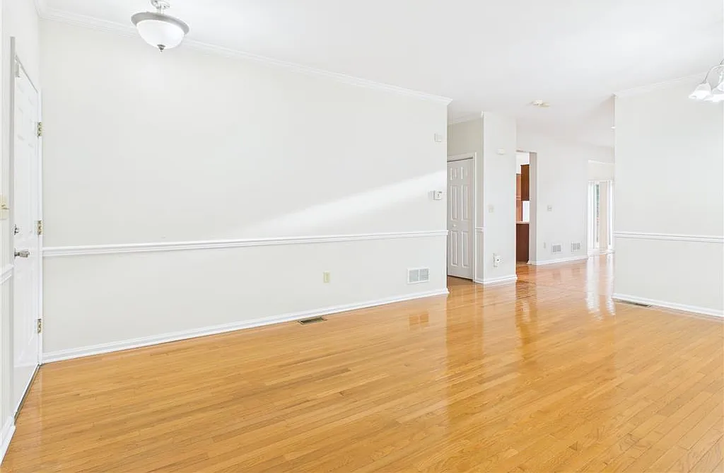 3 bed, 2.5 bath, 1836 sqft, $2,400 — Photo 3
