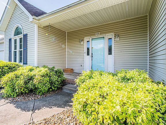 4th image of 220 Plainfield Way