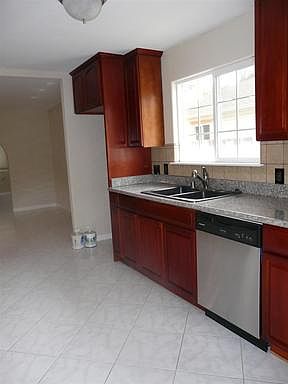 4th image of 437 Bell St