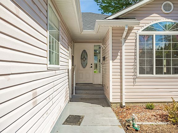 3rd image of 324 Klassen Rd