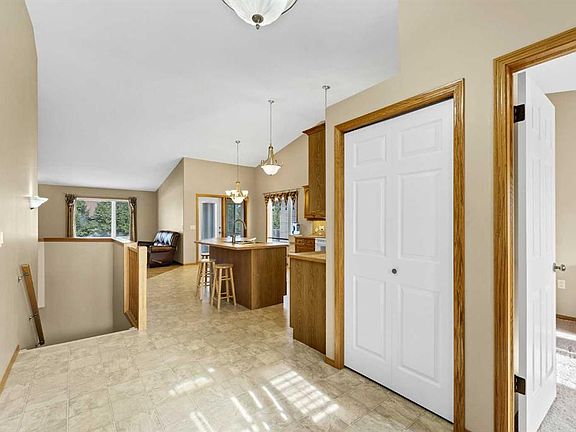 5th image of 10 Sandstone Pl SE