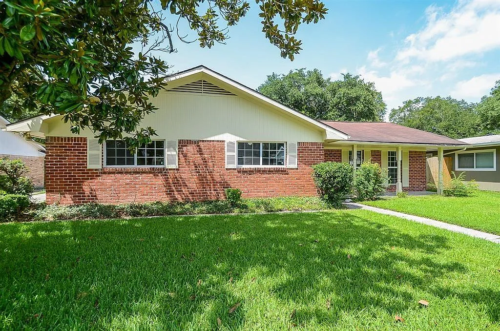 4 bed, 3.5 bath, 2155 sqft, $1,999 — Photo 1