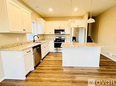 1031 45th Ave NE — Photo 3