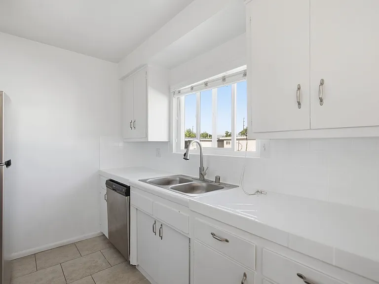6640 Darby Ave — Photo 5