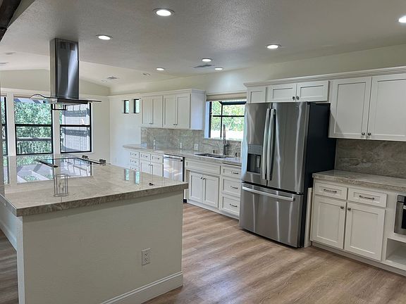 2nd image of 4177 Villa Dr
