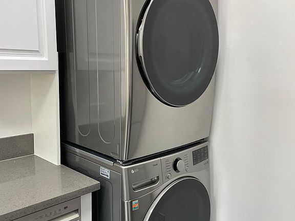 4th image of 949 Euclid St APT 14