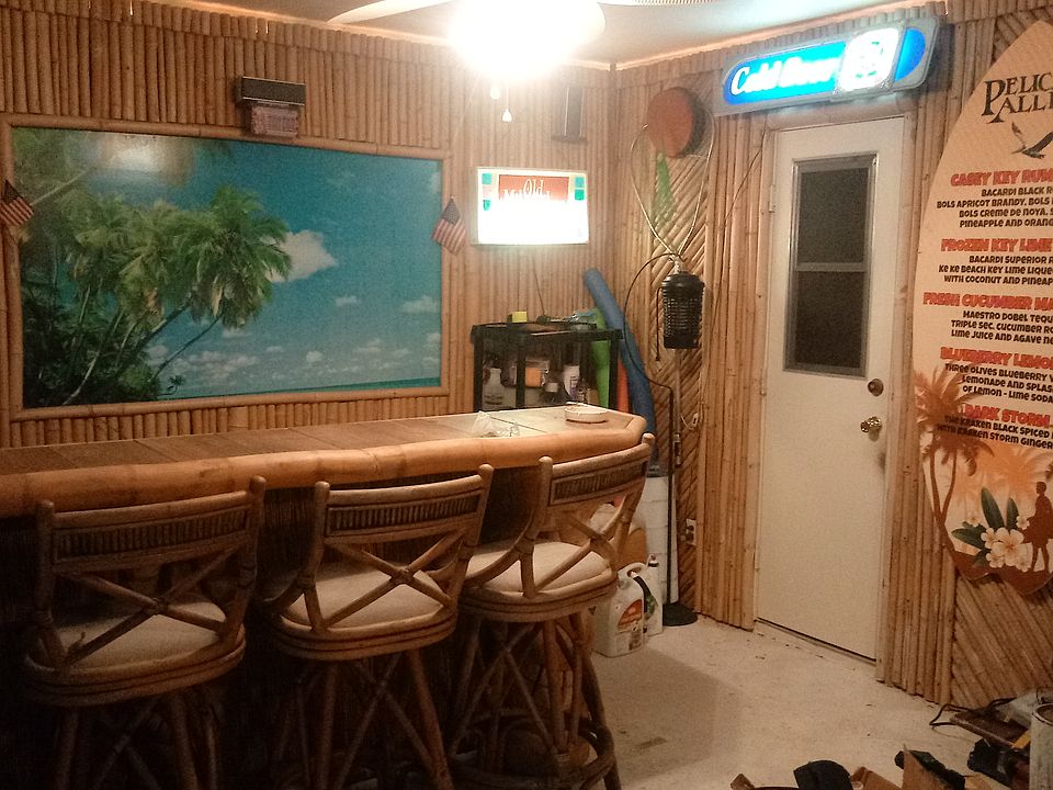 Tiki bar and bath entry