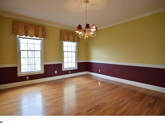 4th image of 14 Greenbriar Ln