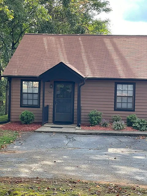2 bed, 832 sqft, $1,300 — Photo 1