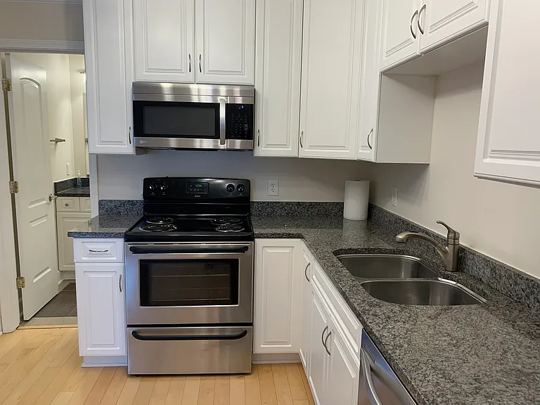1397 Broadview Ave #8 — Photo 8