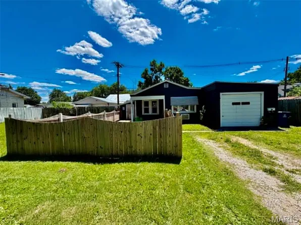 852 E Penning Ave, Wood River, IL 62095