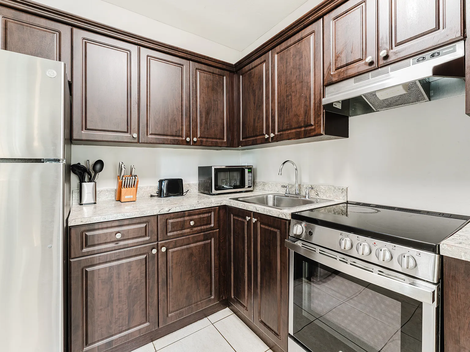 Studio, 900 sqft, $2,200 — Photo 4
