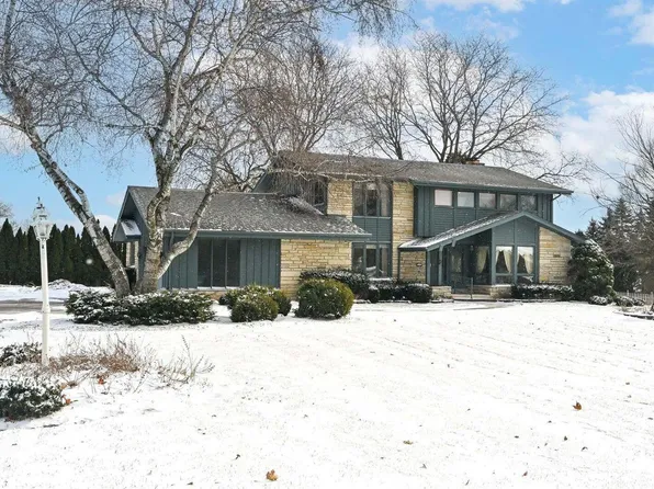 7693 Overlook DRIVE, Greendale, WI 53129