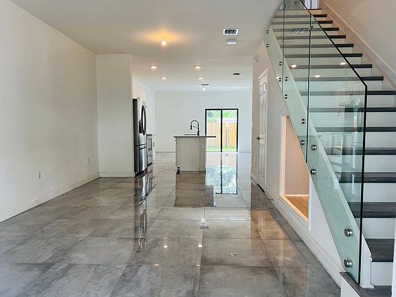 3rd image of 2825 SW 17th Ave