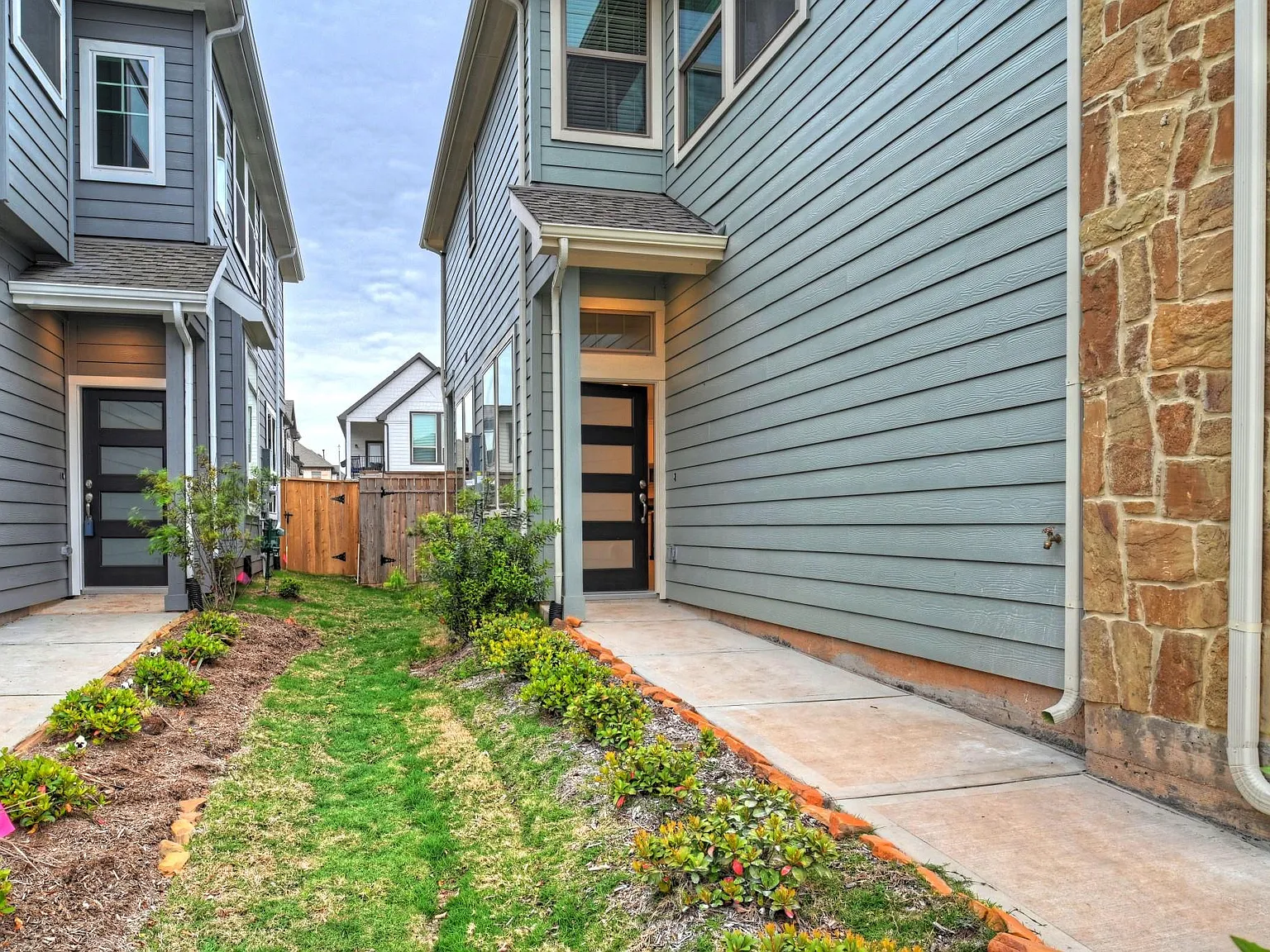 3 bed, 2.5 bath, 1738 sqft, $2,400 — Photo 3
