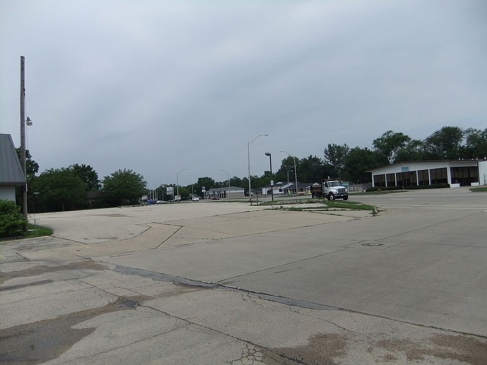 2nd image of 505 W Rock Falls Rd