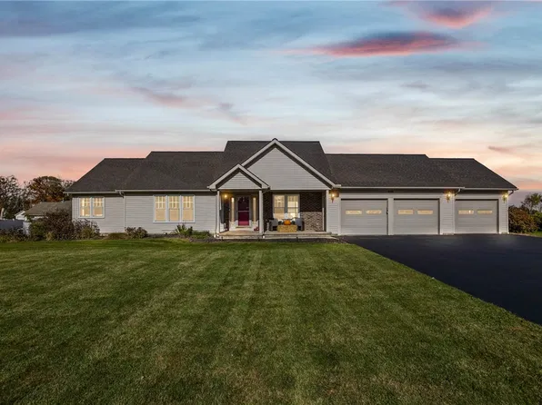 930 Meadow Ridge Ln, Webster, NY 14580