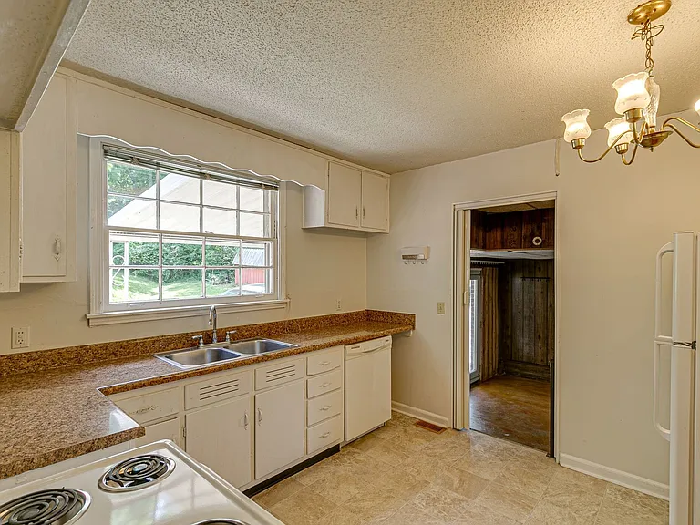 4824 Lynn Dr — Photo 10