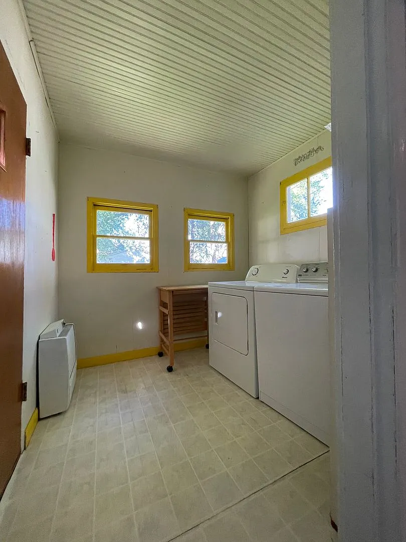 5 Bedroom, 1.5 Bathroom Home Next to Weigent-Hogan Park — Photo 2