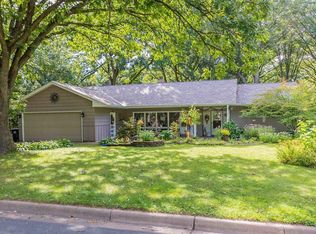 7600 Knollwood Dr, Mounds View, MN 55112