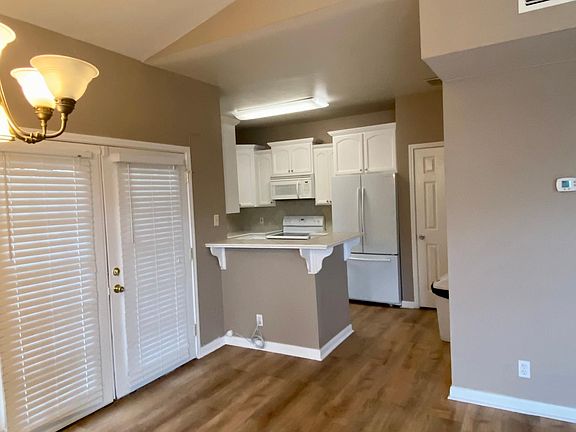 3rd image of 135 Chapel Hill Cir