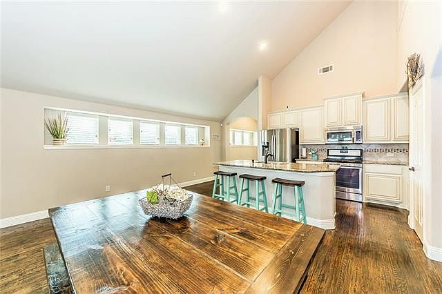 2nd image of 700 Chatsworth Dr