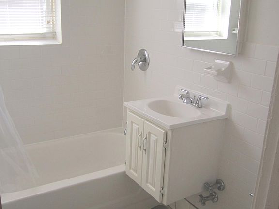 4th image of 5727 N Winthrop Ave #9