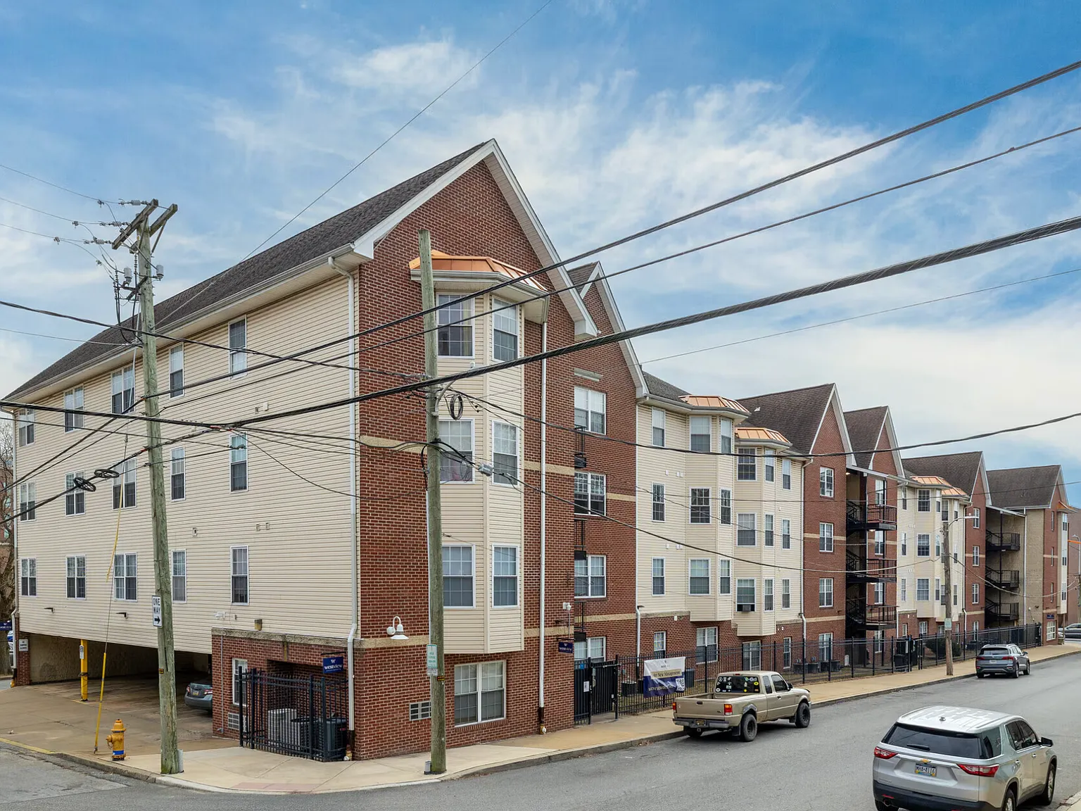 2 bed, 1.5 bath, 1000 sqft, $1,600 — Photo 2