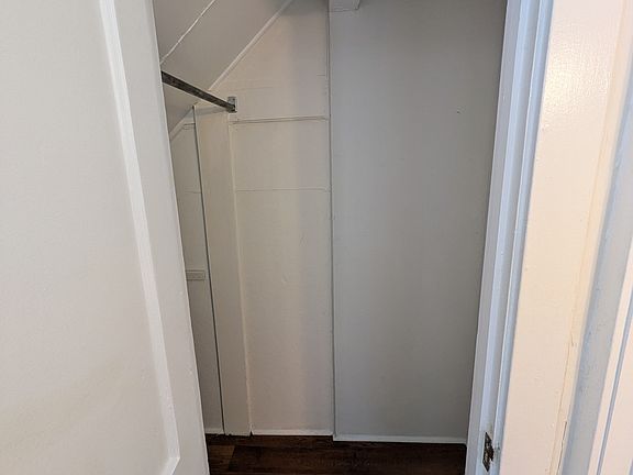 4th image of 401 1/2 Locust Ave #B