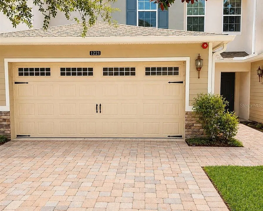 1221 Priory Cir