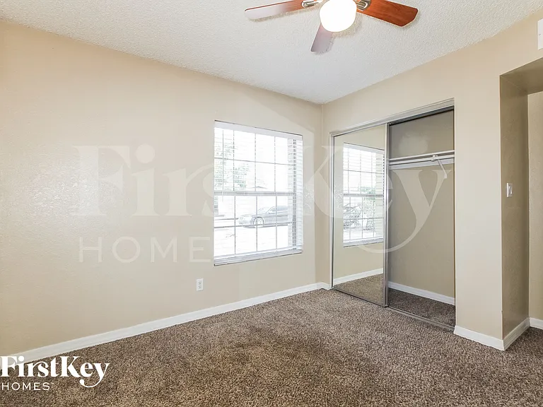 5203 W Sandra Ter — Photo 13