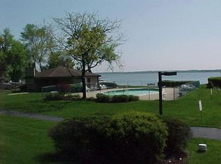 71 Mariner Ln, Fox Lake, IL 60020