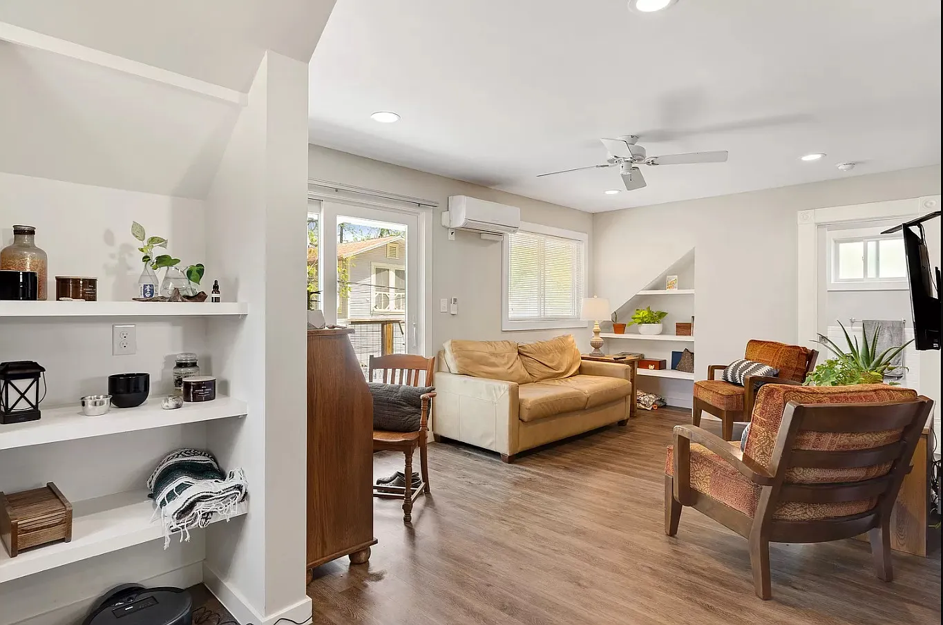 210 Adams St — Photo 3