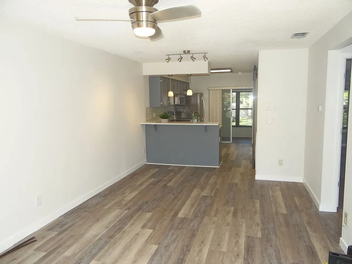 Building Photo - 1116 Castlemay Cir