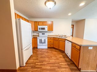 1582 Gunston Dr APT B, New Richmond, WI 54017
