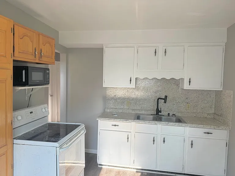 3153 W Mott Ave — Photo 2