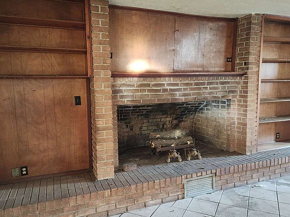 5th image of 2567 SW Main Blvd