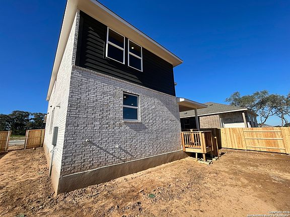 3rd image of 433 Possumhaw Ln.