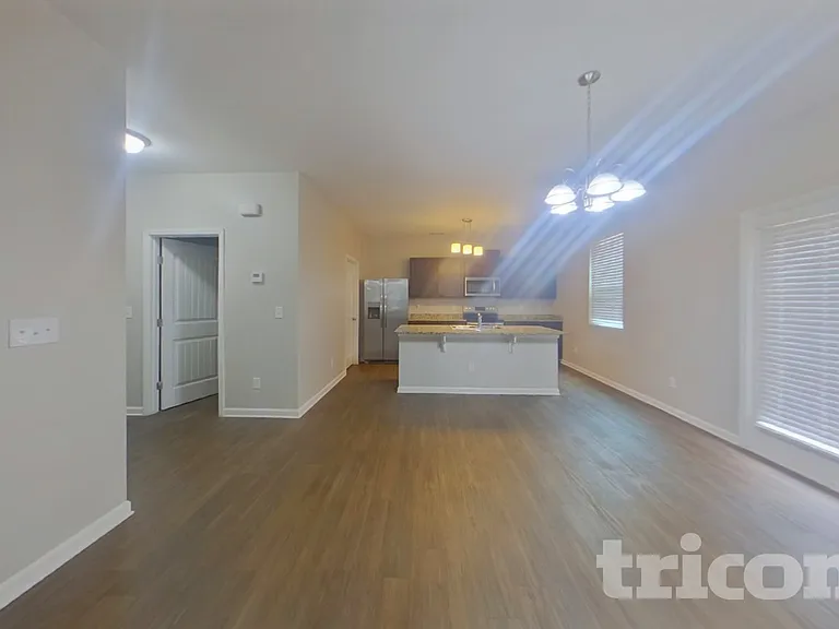 1008 Eldon Ln — Photo 3