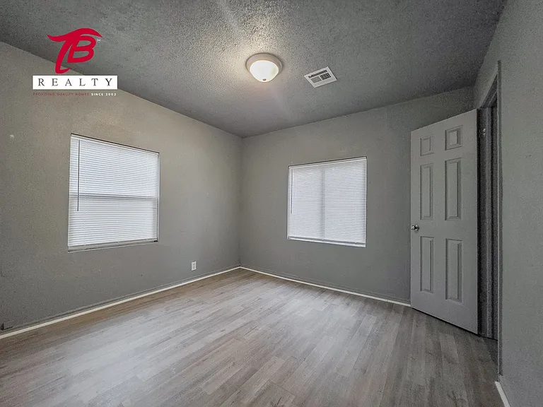 2320 NE 20th St — Photo 21