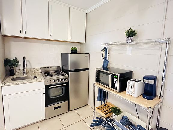 5th image of 402 S Holly St #11283513